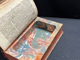 un livre ouvert posé sur une table bleue