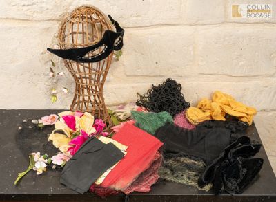une table sur laquelle sont posés tout un tas de vêtements de toutes sortes