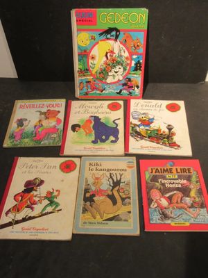 Plusieurs livres pour enfants sont alignés sur une surface noire