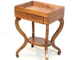 l'image d'une petite table en bois munie d'un tiroir