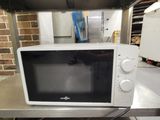 un micro-ondes posé sur un comptoir dans une cuisine