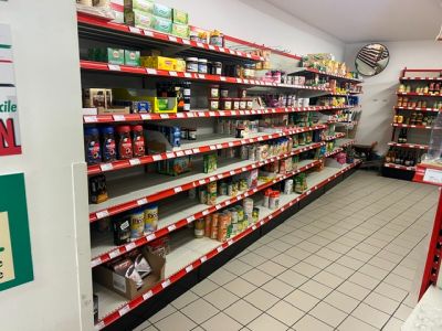 de nombreuses étagères dans le magasin, sur lesquelles sont disposés divers produits alimentaires