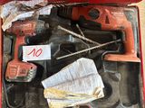 une boîte à outils rouge avec des outils sur le sol