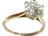 une image d'une bague en diamant sur fond blanc