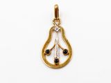 une photo d'un pendentif en or serti d'un diamant noir et blanc
