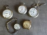 plusieurs types de montres de poche sont exposés sur une table