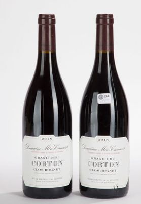 deux bouteilles de vin rouge posées l'une à côté de l'autre sur une surface blanche