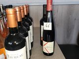 plusieurs bouteilles de vin sont alignées sur un comptoir