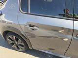 un homme assis au volant d'une voiture