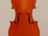 un vieux violon dont le dos est en bois et à l'encolure duquel est accroché un archet
