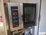 un four argenté et noir posé sur un support dans une cuisine