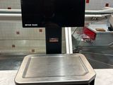 une photo d'une balance numérique posée sur le comptoir d'un restaurant
