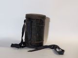 un sac noir posé sur une surface blanche