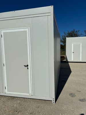 deux toilettes portables blanches installées sur un parking
