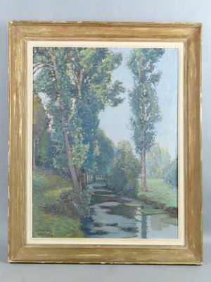 une peinture à l'huile représentant une rivière et des arbres, dans un cadre doré