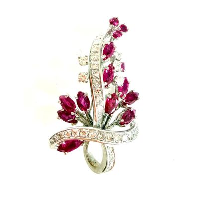une bague ornée d'un bouquet de fleurs rouges