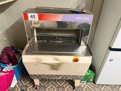 une machine posée par terre à côté d'un réfrigérateur