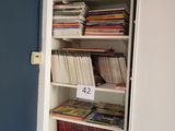une bibliothèque remplie de livres, dans un coin de la pièce