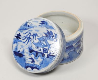 boîte chinoise en porcelaine bleue et blanche avec couvercle