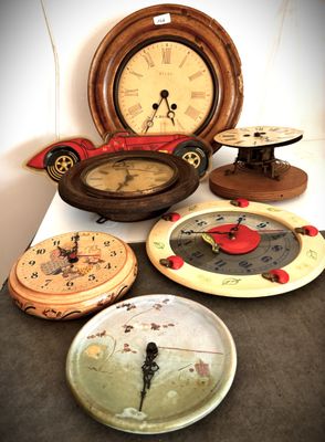 de nombreux types d'horloges différents posés sur la table