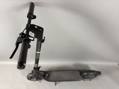 un scooter noir muni d'un guidon