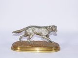 statue d'un chien courant sur un socle en bois sur fond blanc