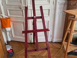 un chevalet en bois dans un coin de la pièce