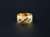 gros plan d'une bague en or avec des diamants sur une surface noire