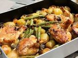une poêlée composée de poulet, de pommes de terre et d'asperges