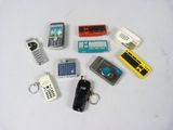 de nombreux téléphones portables et porte-clés de toutes sortes posés sur une table