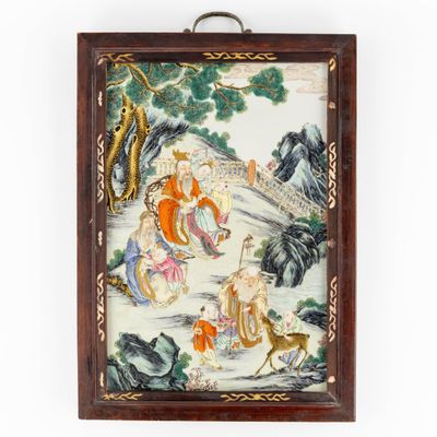 une vieille peinture chinoise accrochée au mur dans un cadre en bois