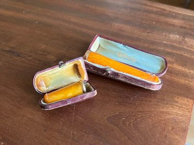 deux œuvres d'art posées sur une table