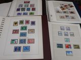 beaucoup de timbres sur les pages d'un livre