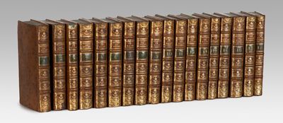une image représentant une rangée de vieux livres empilés les uns sur les autres