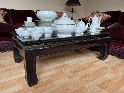 une table basse sur laquelle sont posés de nombreux plats