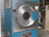 une machine bleue qui se trouve à l'intérieur d'un bâtiment