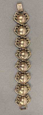une image représentant un bracelet en argent orné de cinq cercles
