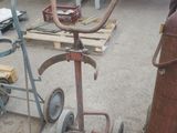 une table posée sur un chariot dans un garage