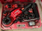 une caisse à outils rouge avec des outils sur le sol