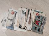 une pile de vieux papiers posée sur un plancher en bois
