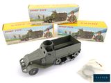 des véhicules militaires miniatures sont posés devant une boîte fermée