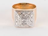 gros plan d'une bague en diamant sur une surface blanche