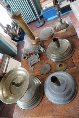 LOT d'objets en cuivre : vase, support, réchaud. - Photo 1