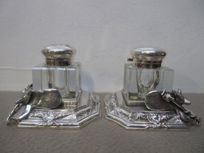 paire de salières et poivrières plaquées argent avec cuillères et cuillères