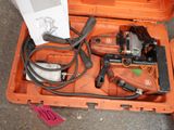 une mallette orange posée par terre, contenant des outils