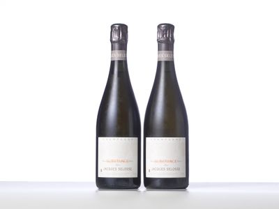 deux bouteilles de vin posées sur une table blanche