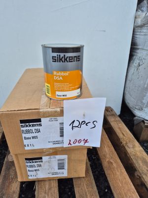 un pot de peinture posé sur une palette à côté d'un panneau