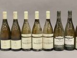 plusieurs bouteilles de vin sont alignées dans une rangée
