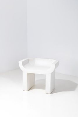 Le petit banc blanc se trouve dans un coin de la pièce.