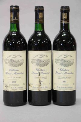 trois bouteilles de vin posées sur une table l'une à côté de l'autre